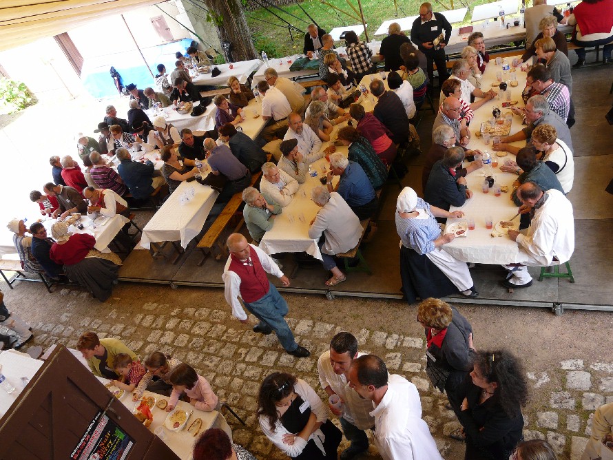 Une partie des tables du repas